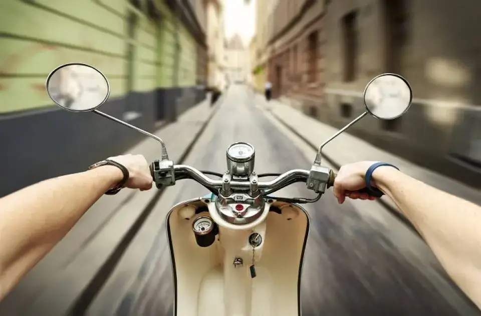 Zdjęcie W co powinien być wyposażony motorower: poznaj wszystkie przepisy prawa