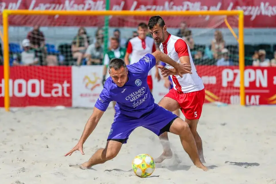 Zdjęcie Piłka nożna plażowa - jak wybrać idealną piłkę do gry?