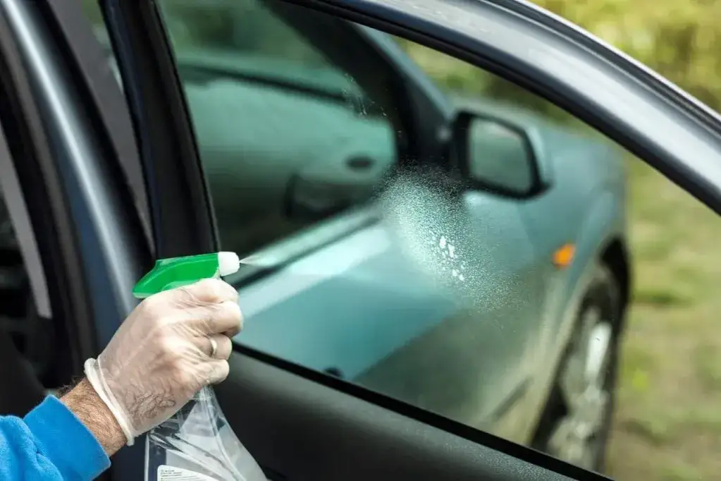 Zdjęcie Ile kosztuje polerowanie szyby w samochodzie? Sprawdź ceny i ryzyka