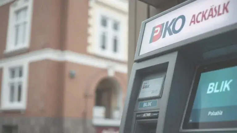 Zdjęcie Ile można wypłacić blikiem z bankomatu? Sprawdź limity w bankach