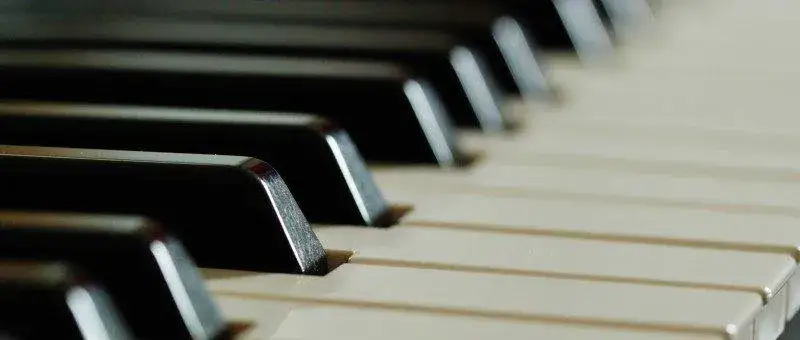 Zdjęcie Co gramy na fortepianie a co na pianinie? Odkryj różnice w repertuarze