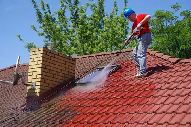 Zdjęcie Ile kosztuje mycie dachu? Sprawdź ceny i ukryte koszty usług