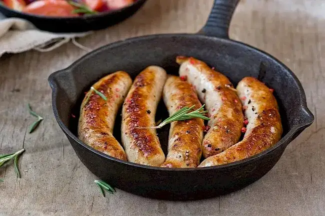 Zdjęcie Ile kalorii ma kiełbasa z ogniska? Poznaj szczegółowe wyliczenia kalorii