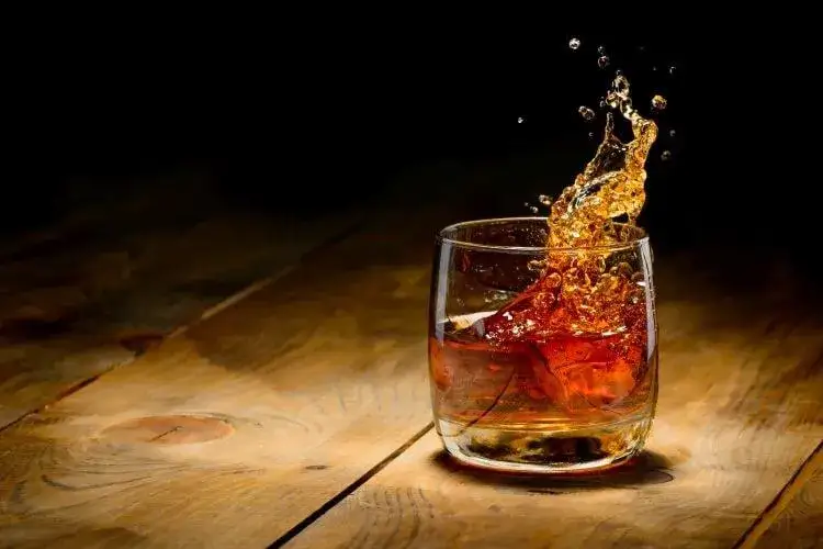 Zdjęcie Najlepsze drinki z orzechówką, które zachwycą Twoich gości