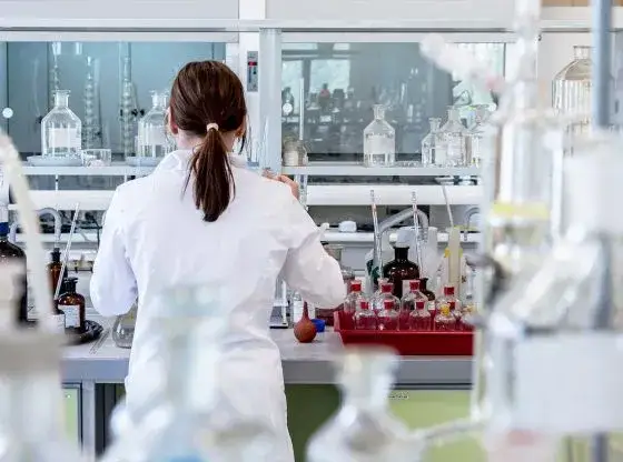 Zdjęcie Ile zarabia chemik medyczny? Zaskakujące fakty o wynagrodzeniach