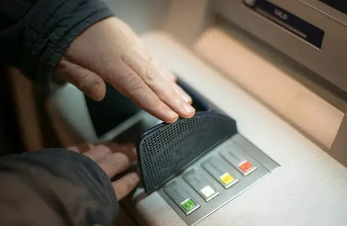 Zdjęcie Jak zmienić limit wypłaty z bankomatu mBank i uniknąć kłopotów?