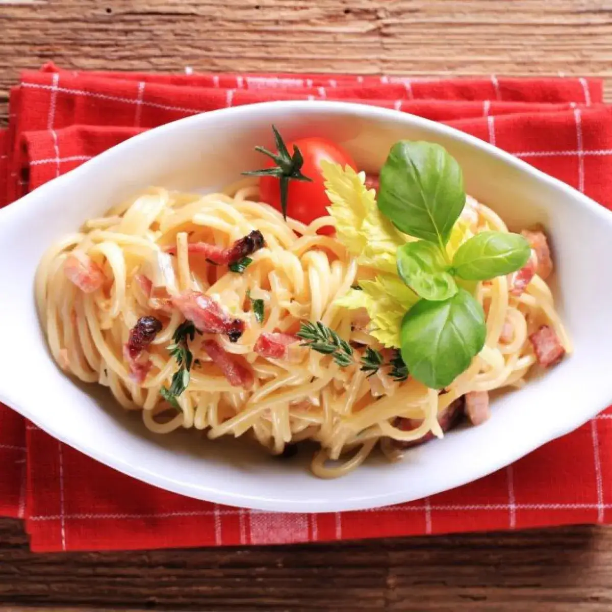 Zdjęcie Pyszne spaghetti z serkiem topionym – łatwy przepis na obiad