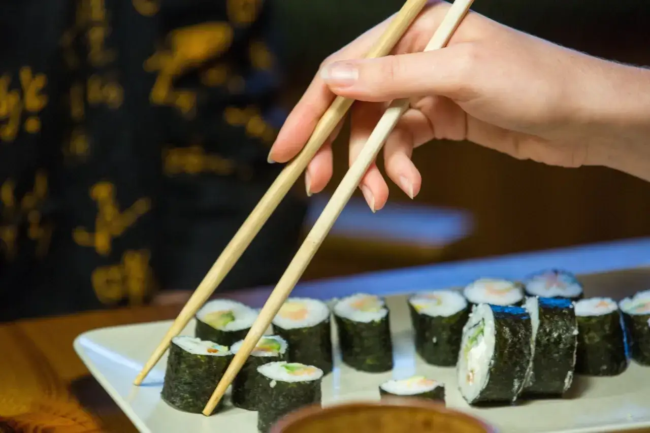 Zdjęcie Ile kcal ma rolka sushi? Zaskakujące r&oacute;żnice w kaloryczności!