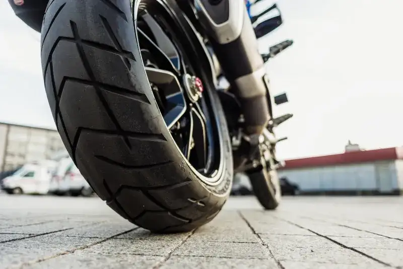 Zdjęcie Jakie ciśnienie w oponach enduro zapewni najlepszą wydajność?