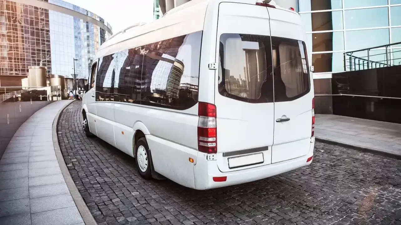 Zdjęcie Ile osób może przewozić bus? Sprawdź przepisy i uniknij kar