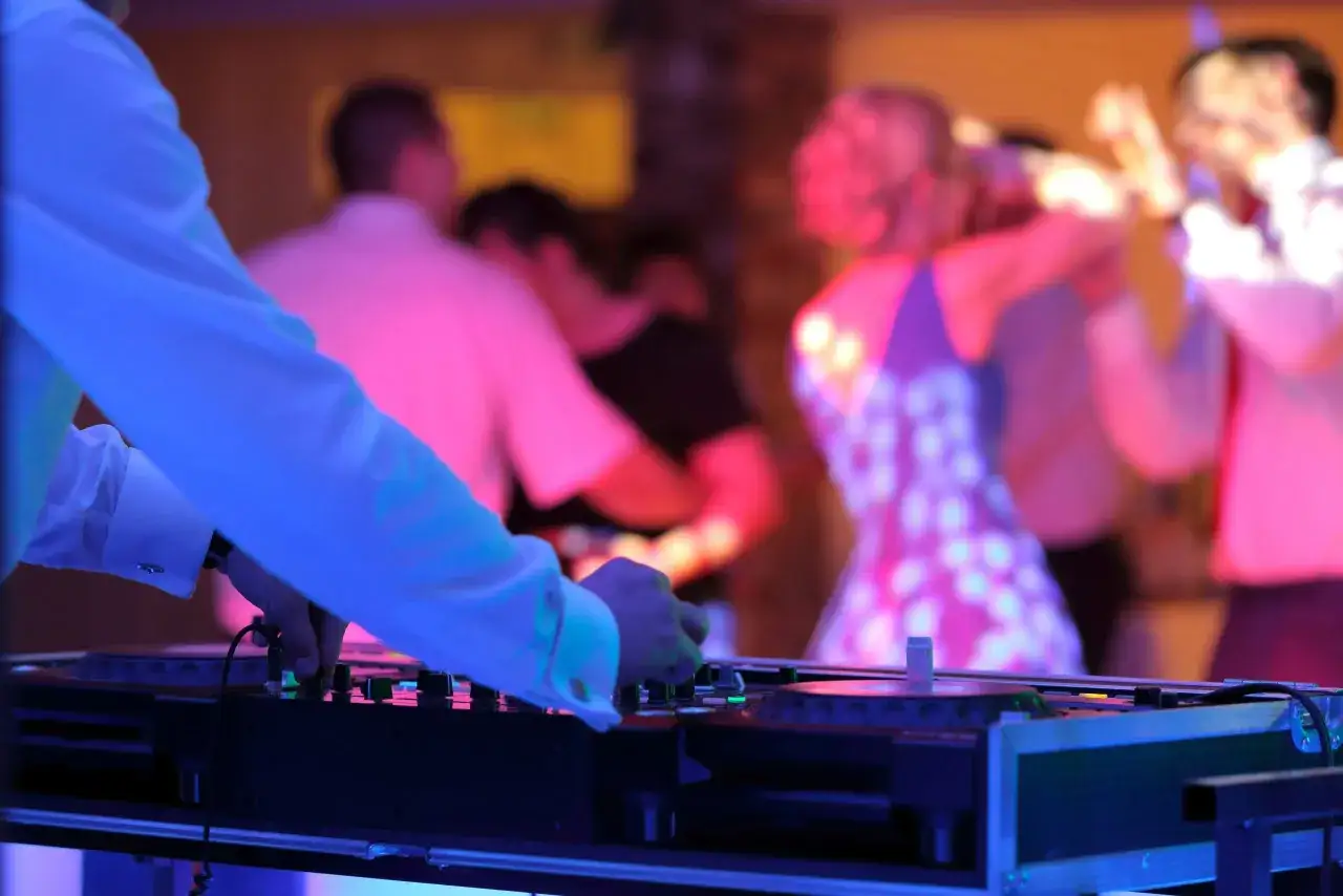 Zdjęcie DJ czy zespół na wesele: co wybrać, aby uniknąć rozczarowania?