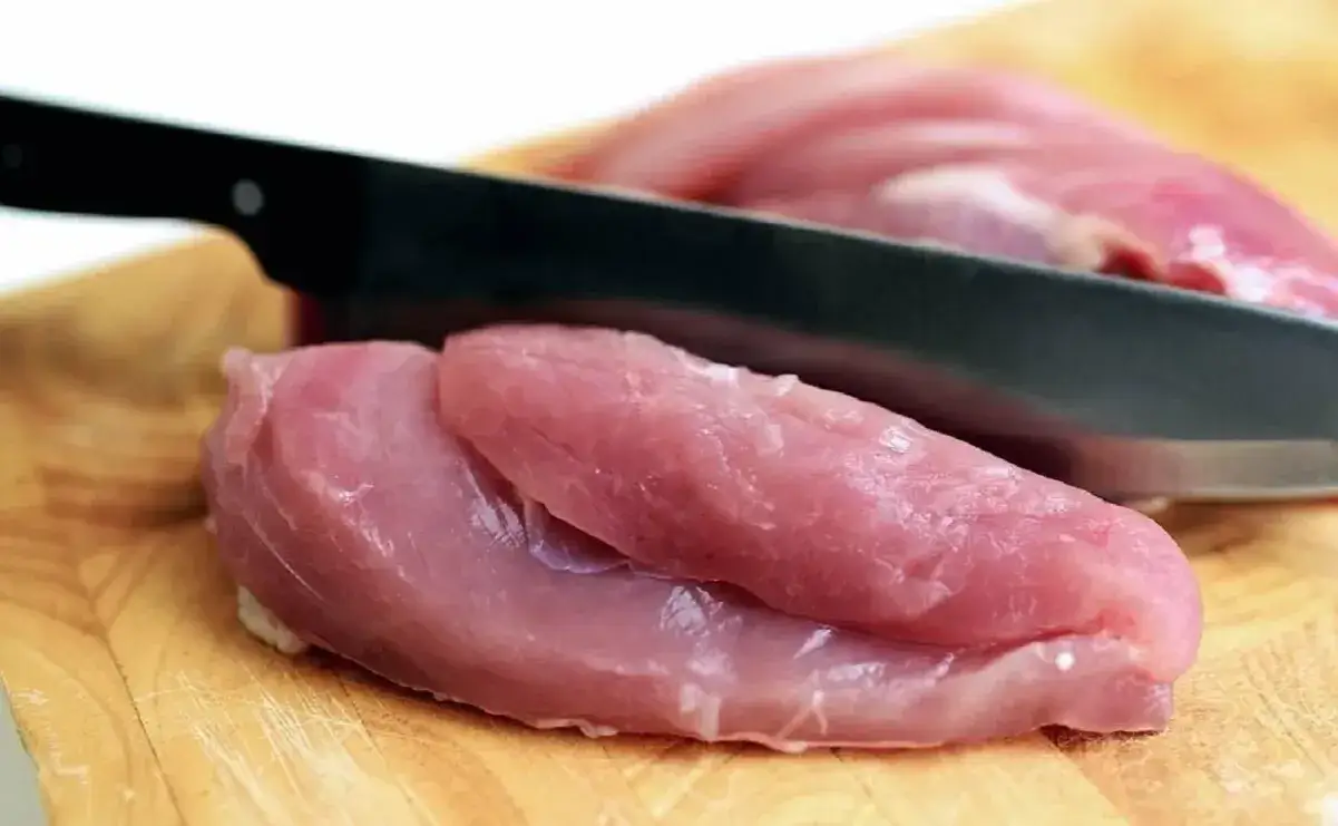 Zdjęcie Czy myć filet z kurczaka? Oto, dlaczego lepiej tego nie robić