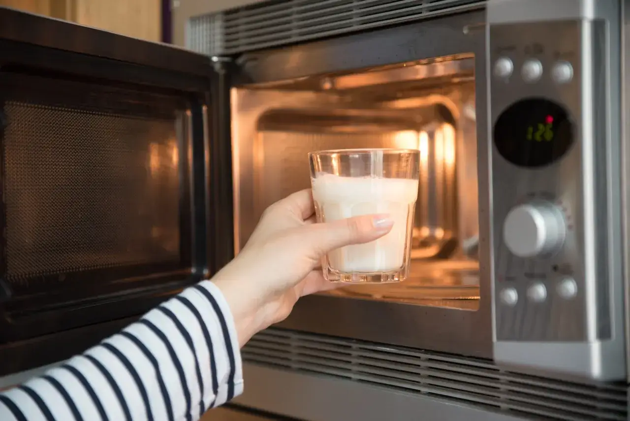 Zdjęcie Jak podgrzać mleko w mikrofali: 5 bezpiecznych kroków + porady
