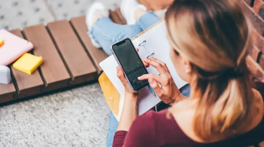 Zdjęcie Czy latarka z telefonu może uszkodzić wzrok? Oto, co musisz wiedzieć