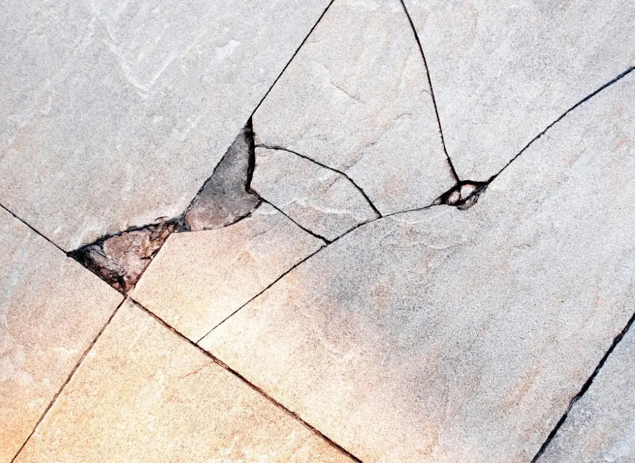 Zdjęcie Skuteczne sposoby na zamaskowanie dziur w kafelkach bez problemów