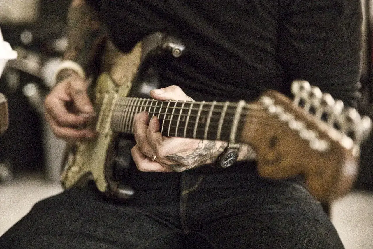 Zdjęcie Jak brzmi gitara elektryczna bez wzmacniacza? Ciekawe różnice brzmienia