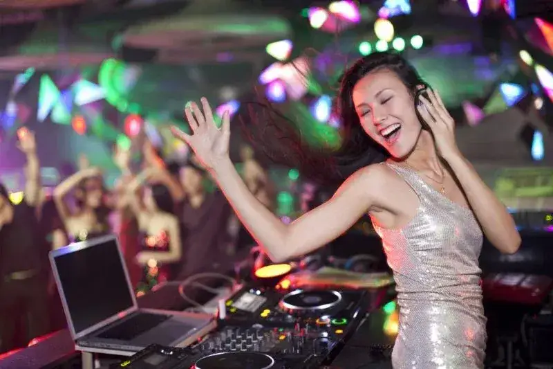 Zdjęcie Co robi DJ? Poznaj tajniki pracy didżeja i jego obowiązki