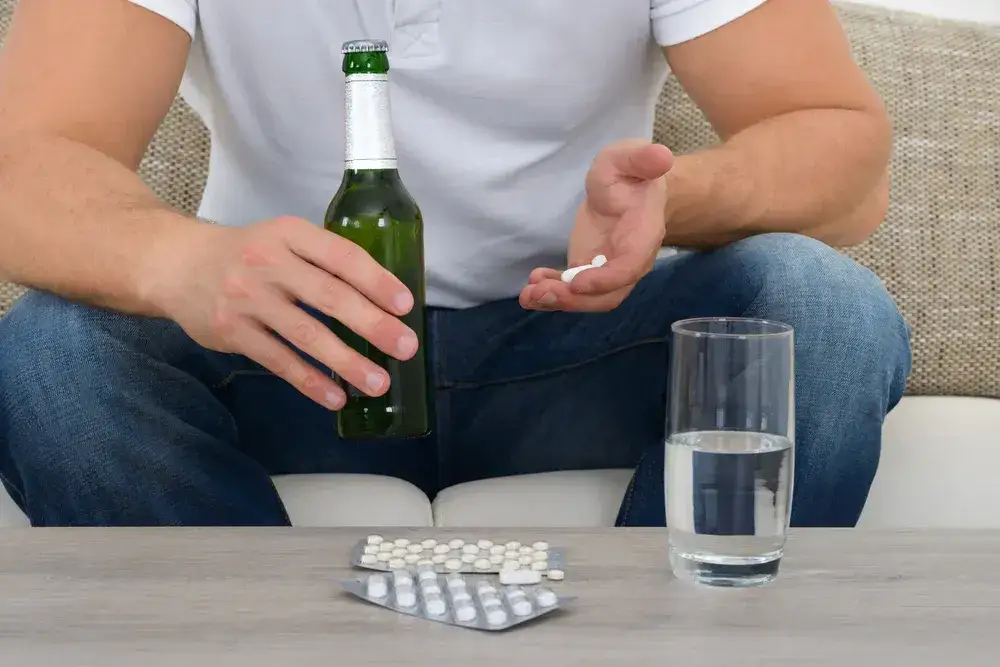Zdjęcie Czy można pić alkohol po ibuprofenie? Poznaj ryzyko i zalecenia