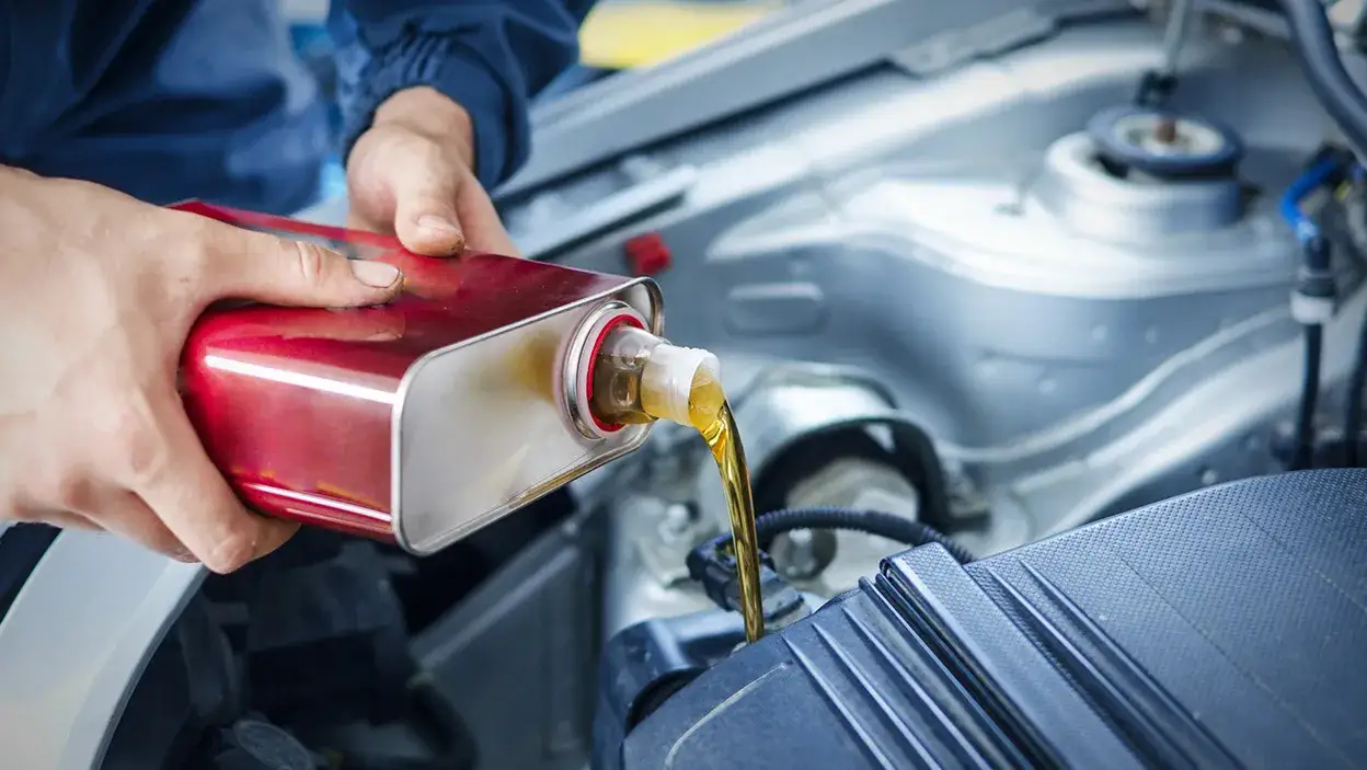 Zdjęcie Mobil vs Motul olej silnikowy: który wybór uchroni twój silnik?