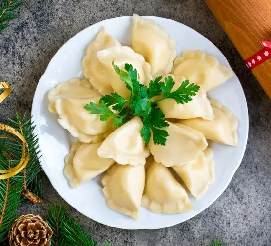 Zdjęcie Jak odgrzać pierogi w mikrofali bez rozpadania się i utraty smaku