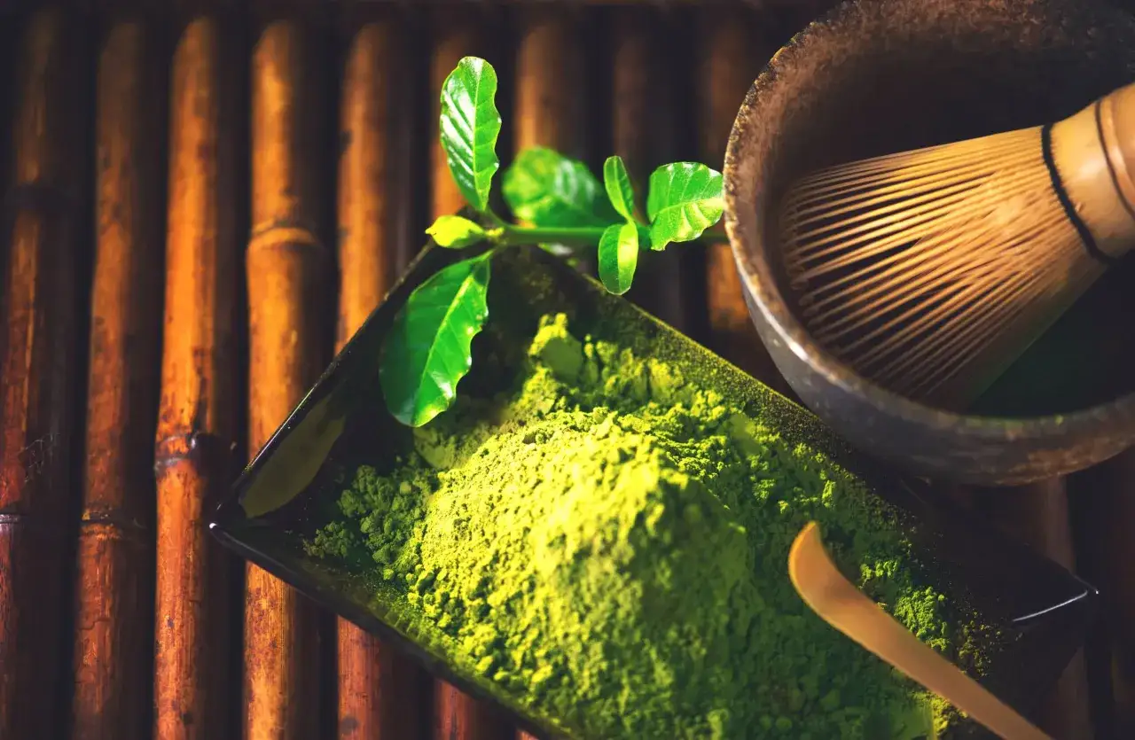 Zdjęcie Matcha zawiera kofeinę: Jak działa i ile jej ma?