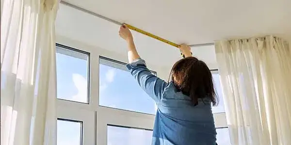 Zdjęcie Ile firanki na metr karnisza - oblicz idealną długość materiału