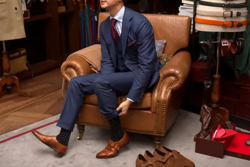 Zdjęcie Traje azul y zapatos: &iquest;Negro, marr&oacute;n o burdeos? Elige tu estilo