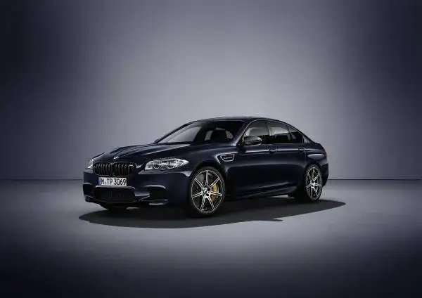 Zdjęcie BMW M5 z silnikiem V10 - ikona osiągów i innowacji w motoryzacji