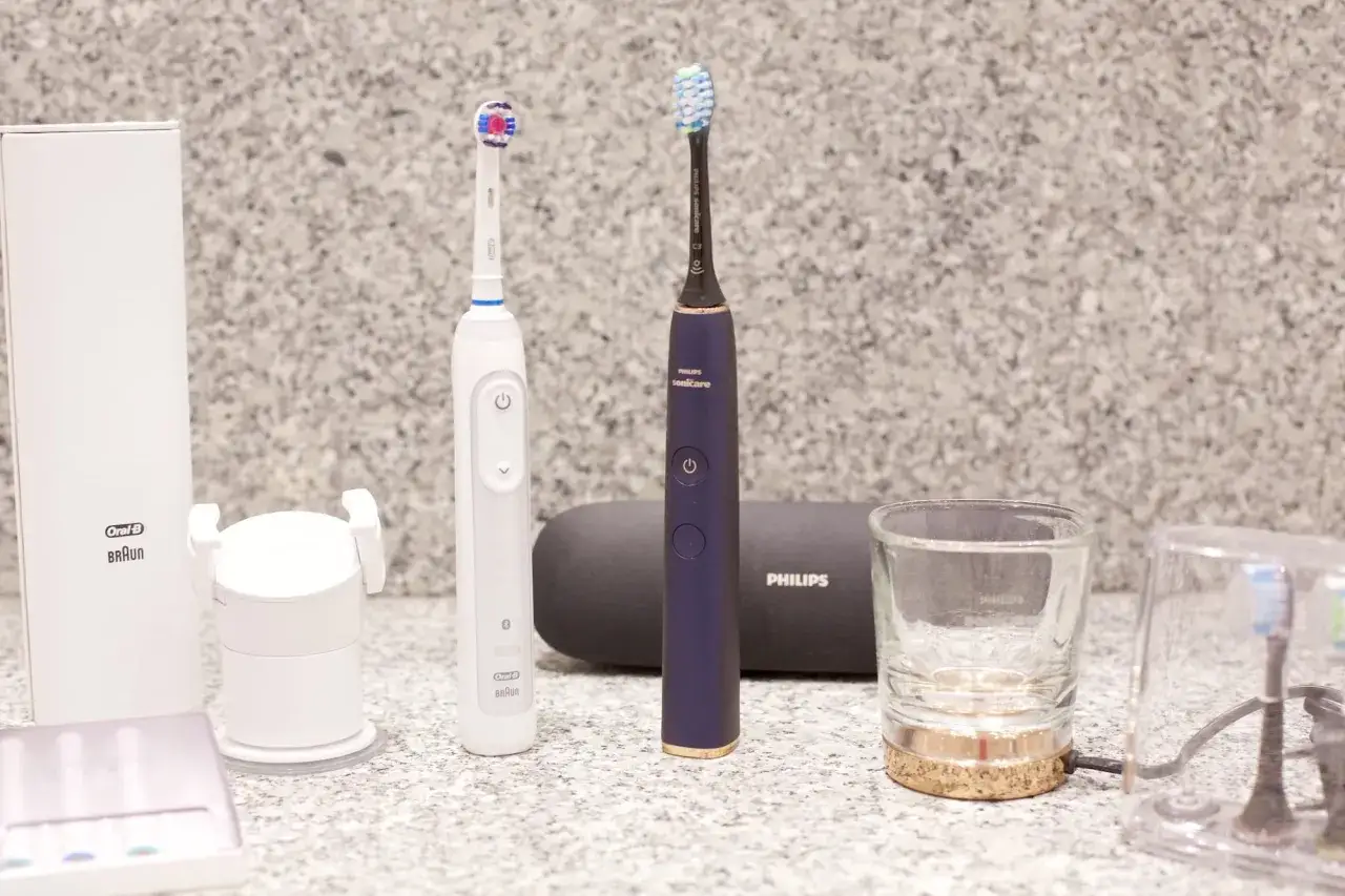 Zdjęcie Która szczoteczka soniczna lepsza: Oral-B czy Philips Sonicare?
