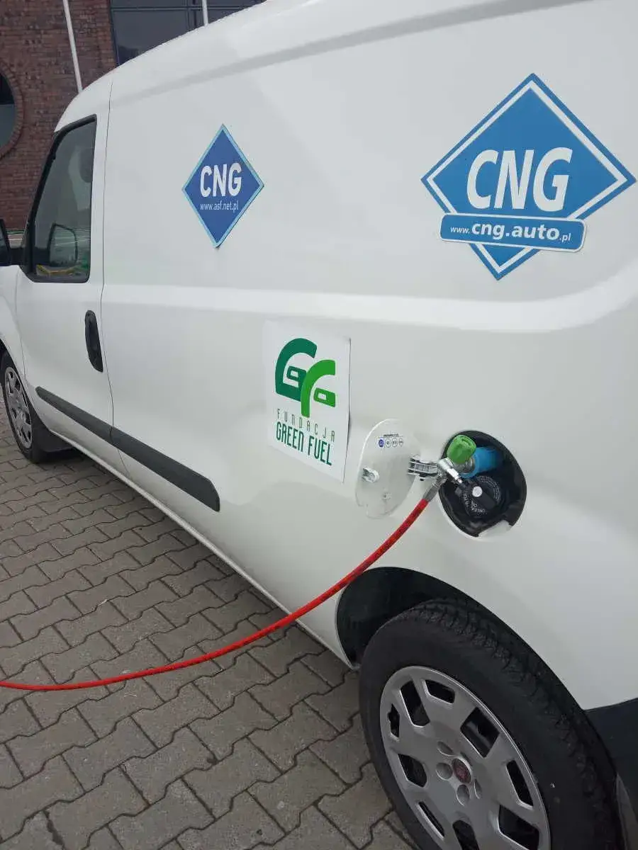 Zdjęcie CNG i hybryda – co to jest i jak wpływają na środowisko?