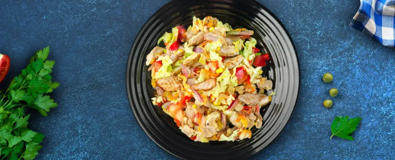 Zdjęcie Sałatka gyros jak układać warstwy, aby uniknąć błędów i zachwycić smakiem