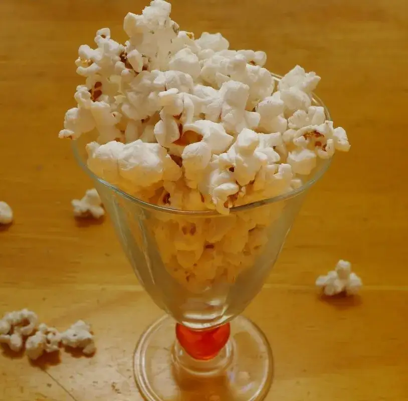 Zdjęcie Czy popcorn do mikrofali można zrobić w garnku? Oto sprawdzony sposób