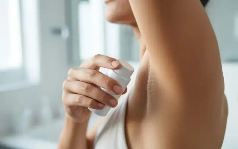 Zdjęcie Dezodorant czy antyperspirant? Kluczowa różnica i Twój wybór
