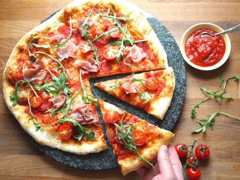 Zdjęcie Z czym pizza domowa? Odkryj najlepsze składniki i połączenia