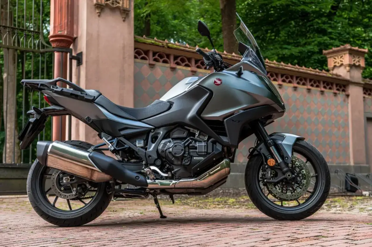 Nowy motocykl Honda NT1100, następca legendarnych modeli Deauville, gotowy na dalekie podróże.