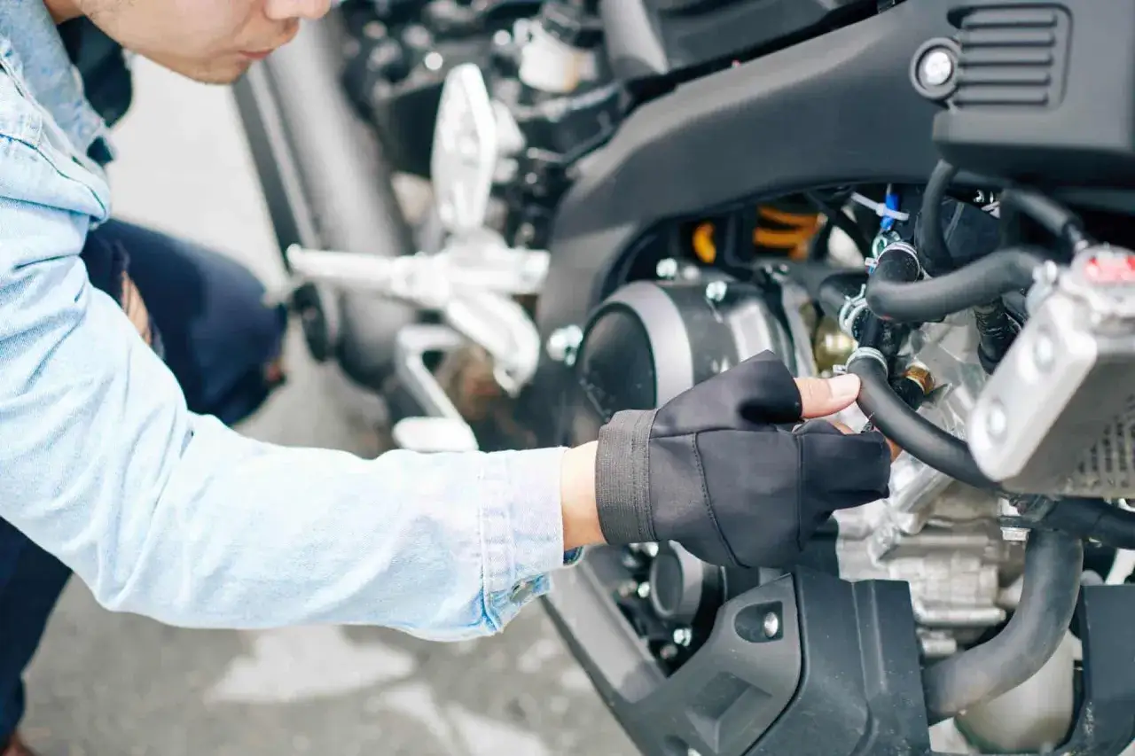 Wymiana oleju w motocyklu: co ile? Poradnik eksperta, by silnik służył lata