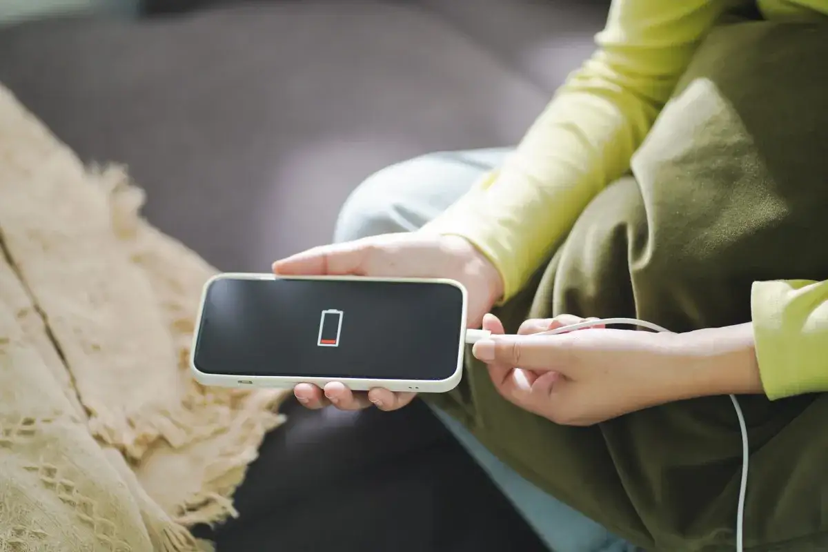 Twój iPhone rozładowuje się szybko? Przedłuż życie baterii!