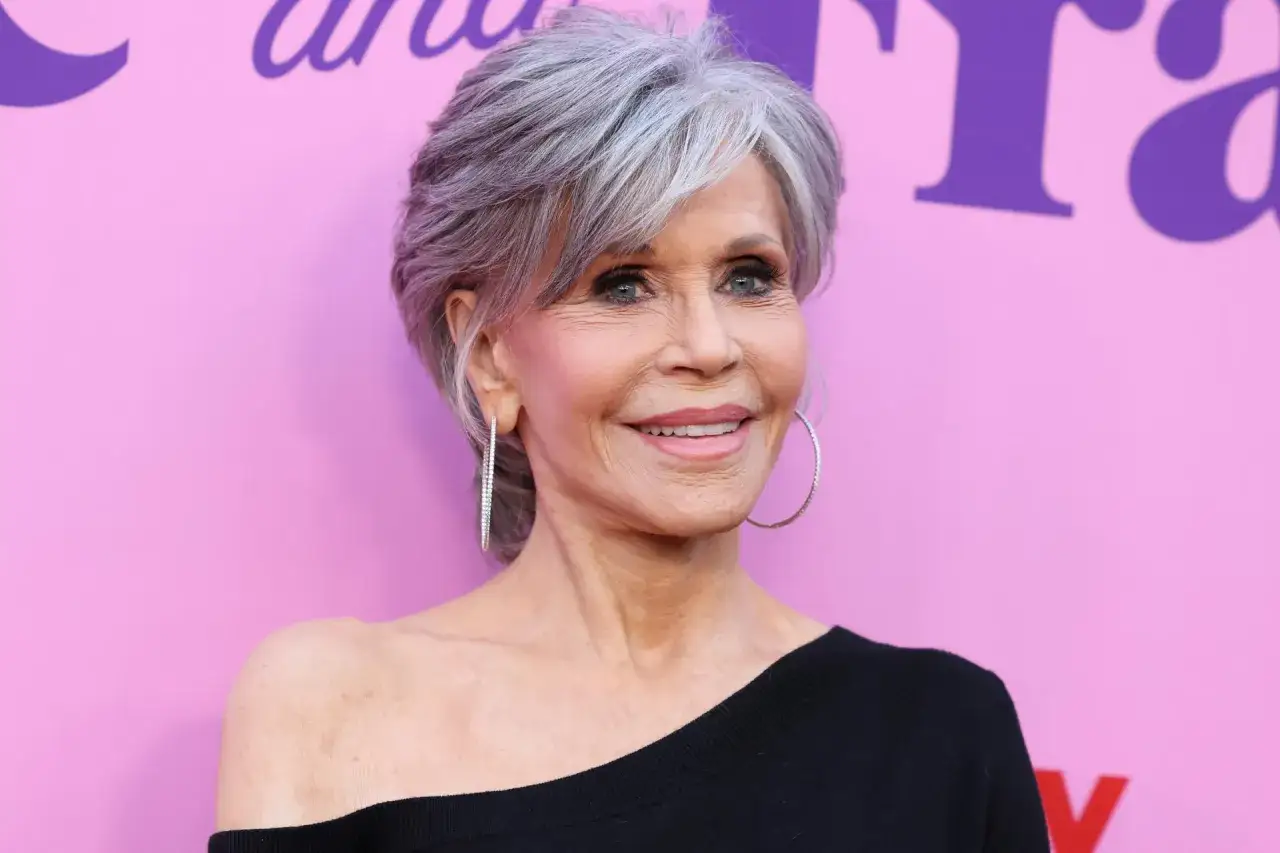Jane Fonda luce un corte de pelo corto moderno y elegante, ideal para mujeres de 60 años.