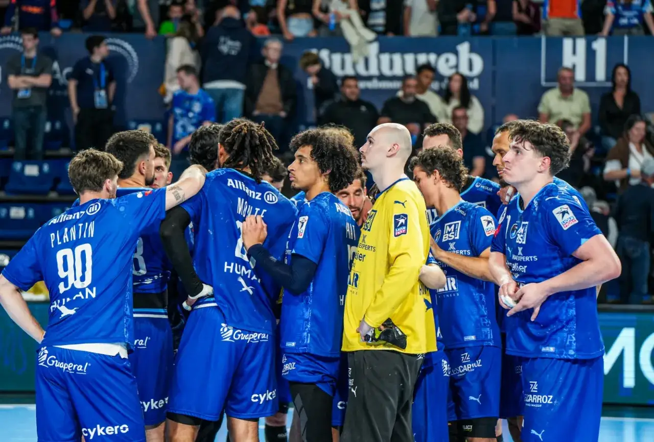Drużyna Montpellier Handball w niebieskich strojach, skupiona przed meczem.