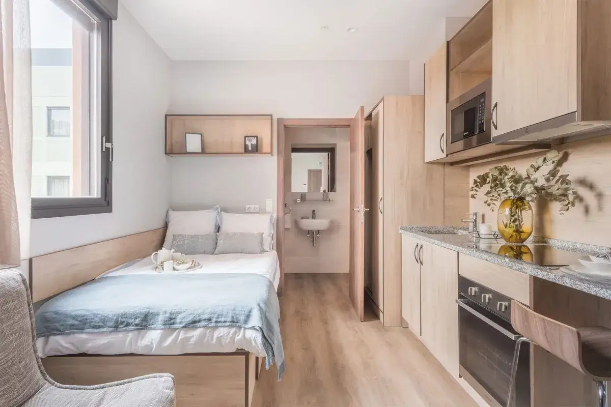Estudio moderno en Livensa Living Studios Bilbao: cama, cocina equipada, baño y zona de estar.