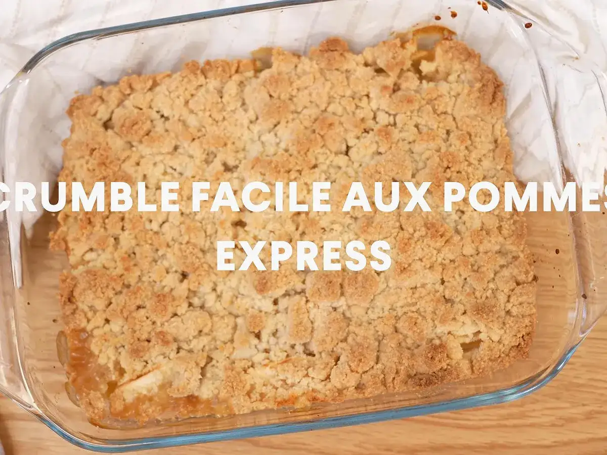 Crumble aux pommes doré et croustillant dans un plat en verre.