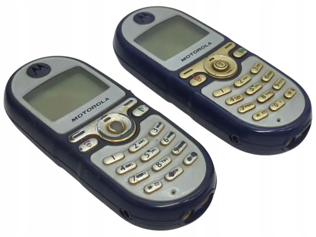 Dwa stare modele Motorola, klasyki telefonii komórkowej, z widocznymi śladami użytkowania.