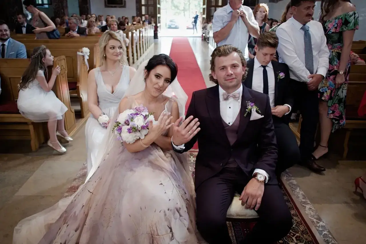 Para młoda podczas ceremonii zaślubin. Panna młoda w pięknej sukni, pan młody w garniturze.