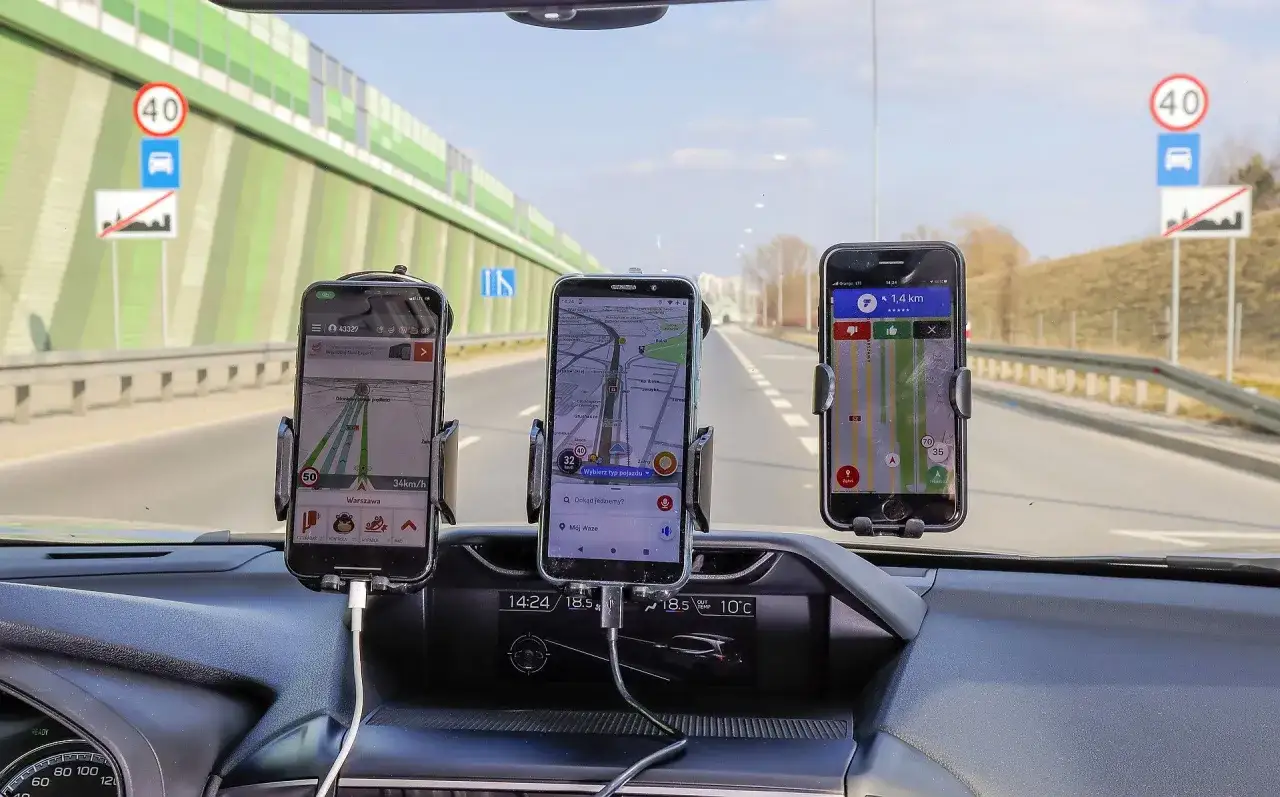 Yanosik vs Waze: Która nawigacja lepsza w Polsce? Porównanie