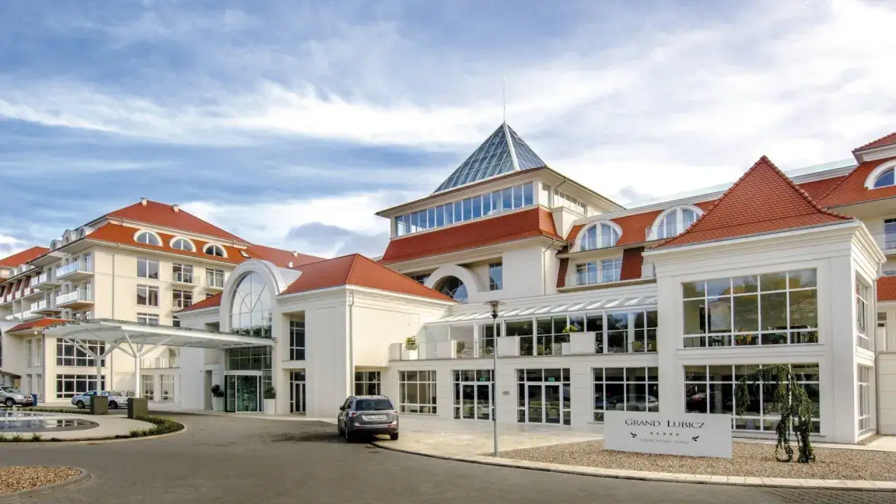 Elegancki hotel Grand Lubicz w Ustce. Sprawdź naszą **grand lubicz promocja** na pobyt!