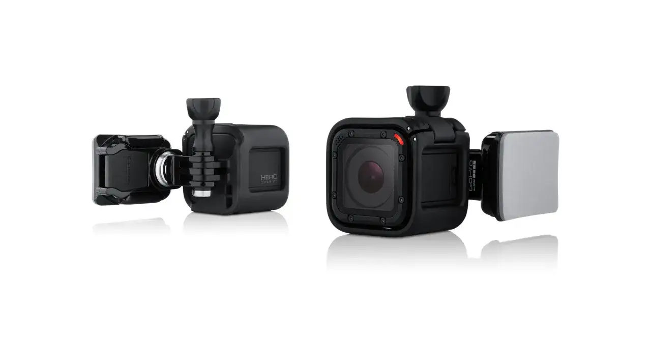 Dwa czarne aparaty GoPro Hero Session z mocowaniami, gotowe do montażu na kask.