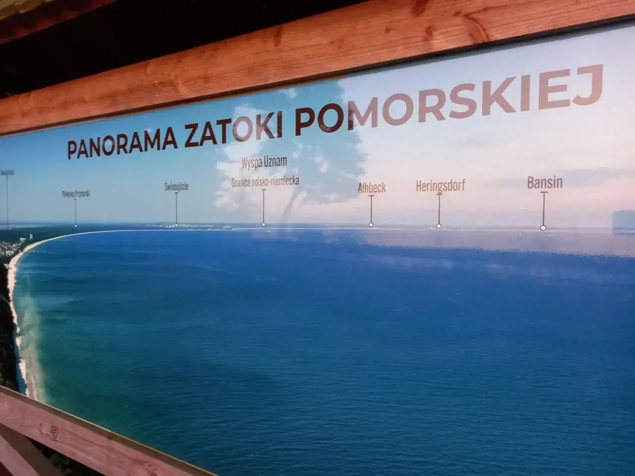Panorama Zatoki Pomorskiej z widokiem na wybrzeże, Świnoujście i granicę polsko-niemiecką.