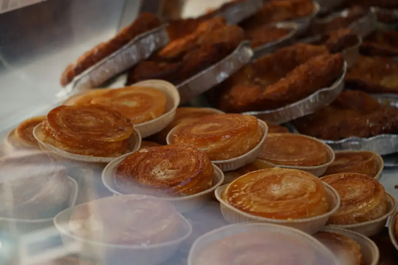Délicieuses pâtisseries feuilletées, une spécialité culinaire d'Île-de-France, dorées et caramélisées.