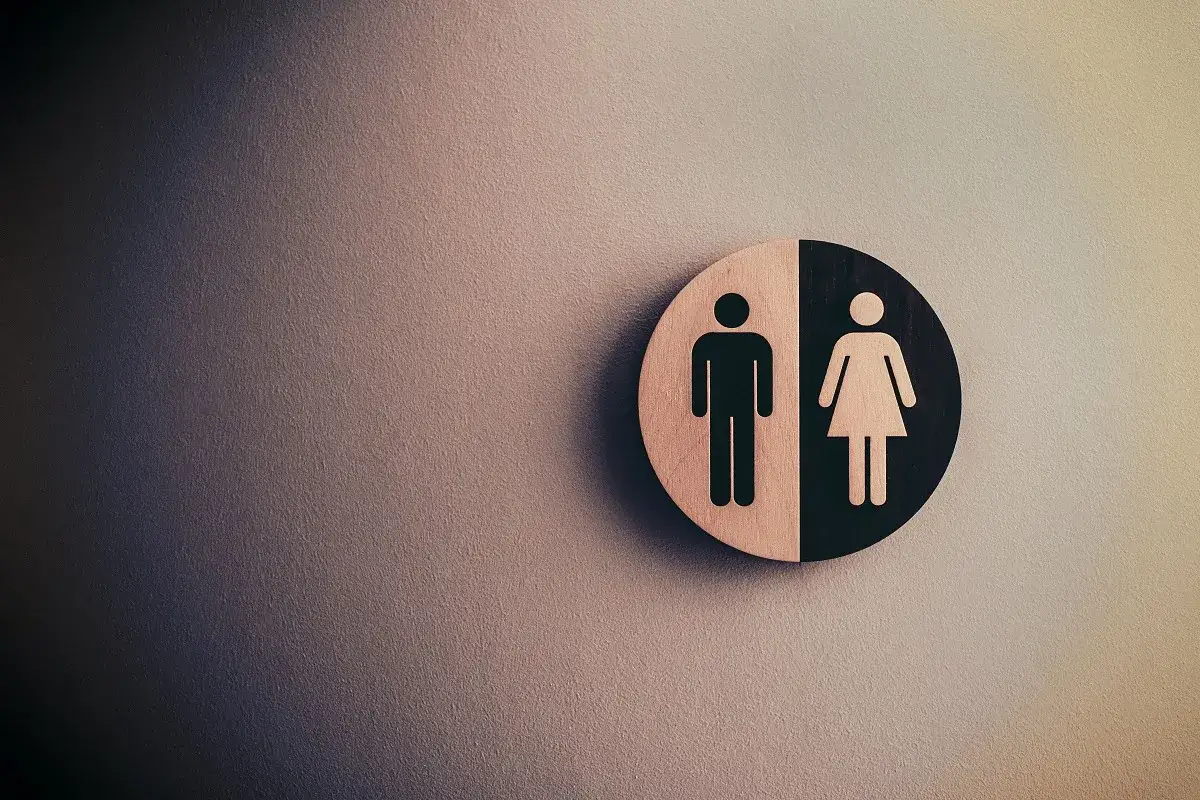 Symbol płci na tle ściany. Fizjoterapia uroginekologiczna dla każdego.
