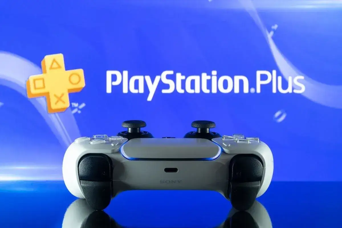 Biały kontroler DualSense na tle logo PlayStation Plus. Sprawdź aktualne ps plus ceny i dołącz do zabawy!